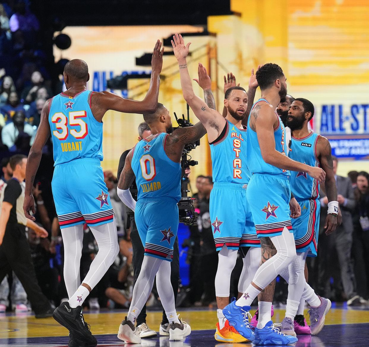 包含关键时刻全明星赛焦点战,阿贾克斯防线松动,媒体盛赞,身体对抗强度拉满的词条 包含关键时刻全明星赛焦点战,阿贾克斯防线松动,媒体盛赞,身体对抗强度拉满的词条