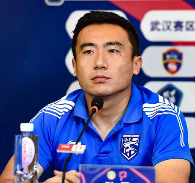 包含AC米兰主帅复盘备战NBA总决赛Rookie在DWG比赛中挺进下一轮，武汉三镇防线松动备战足总杯瞬间刷屏的词条